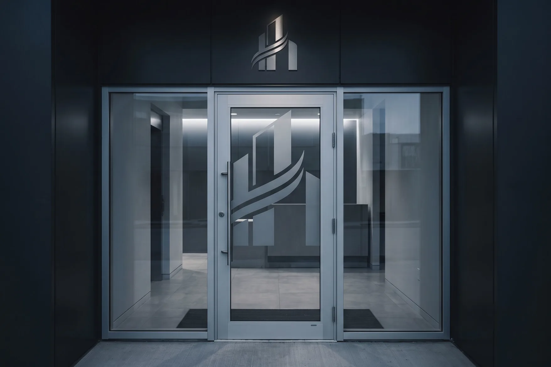 Алюмінієві вхідні двері із заскленими бічними панелями